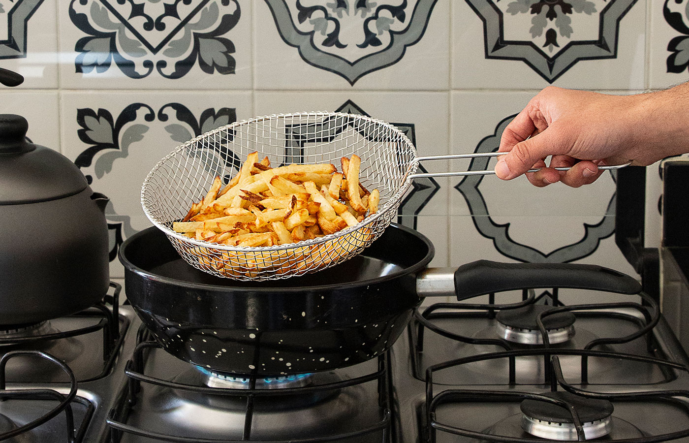 Colher para escorrer frituras, sempre e em todo lugar